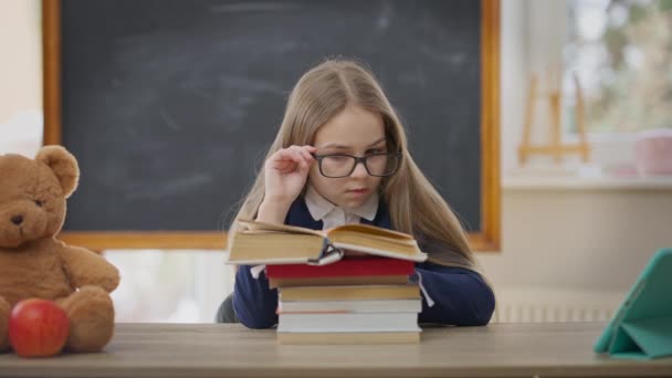 Curios Intelligent Teen Girl Reading Book Sitting Desk Classroom Interested — 图库视频影像