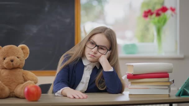 Stupida Studentessa Caucasica Seduta Alla Scrivania Che Mette Testa Sul — Video Stock