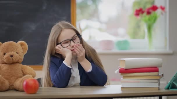 Tired Schoolgirl Yawning Taking Nap Putting Head Desk Classroom Portrait — Vídeos de Stock