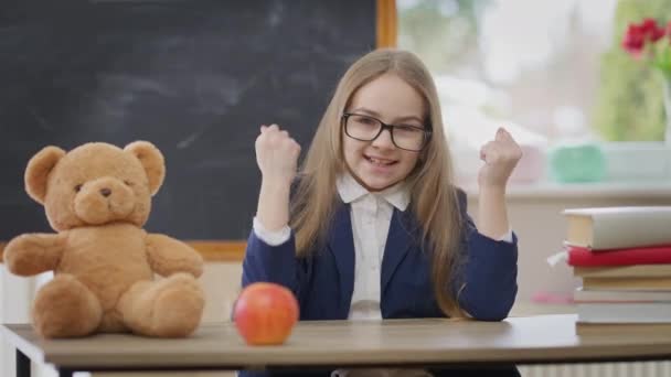 Vooraanzicht Vrolijke Tevreden Schoolmeisje Gebaren Zittend Aan Het Bureau School — Stockvideo