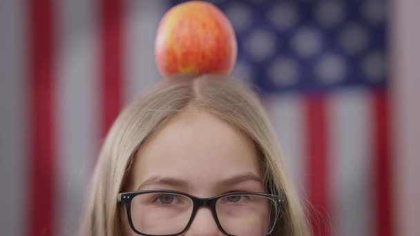 Close Eyes Teen Schoolgirl Eyeglasses Apple Head American Flag Background — Stockvideo