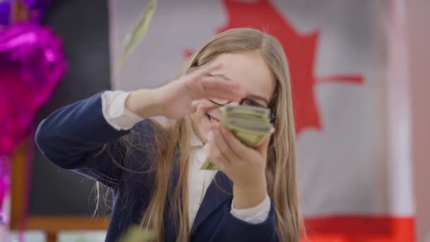 Vreugdevolle Tiener Schoolmeisje Strooit Geld Slow Motion Glimlachend Kijkend Naar — Stockvideo