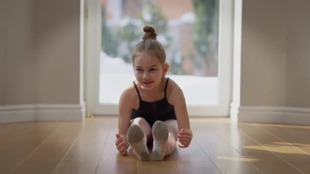 Portret Pozytywnie Nastoletniej Gimnastyczki Mówiącej Odwracając Wzrok Ćwiczącej Pomieszczeniu Widok — Wideo stockowe