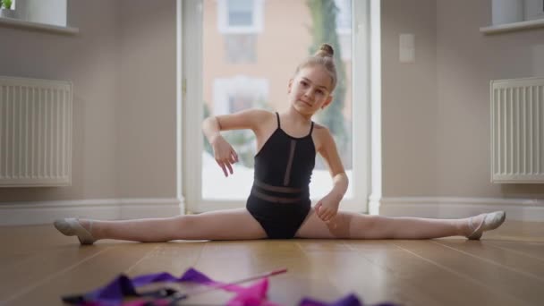 Wide Shot Talented Flexible Teenage Gymnast Sitting Twine Bending Aside — Stock video