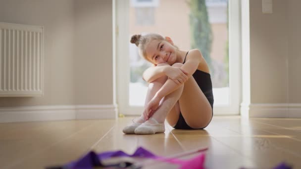 Fermecător Caucazian Adolescenta Gimnast Visând Zâmbind Îmbrățișare Genunchi Așezat Podea — Videoclip de stoc