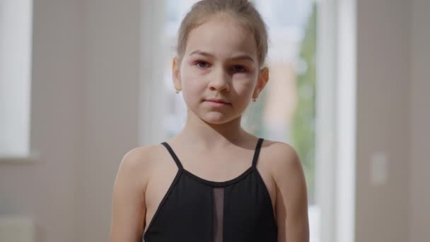 Portrét Dospívající Sebevědomé Gymnastky Jak Pomalu Objímá Dívá Usmívající Kameru — Stock video
