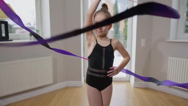Talentovaná Dospívající Dívka Otáčí Gymnastickou Stuhou Zpomaleném Filmu Drží Ruku — Stock video