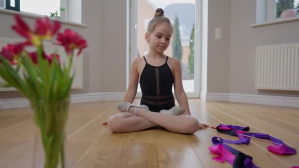Çekici Genç Jimnastikçinin Lotus Poz Verip Yerde Kurdele Sallarken Geniş — Stok video