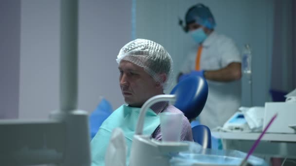 Sad Man Dental Chair Toothache Waiting Examination Doctor Assistant Preparing — Vídeo de Stock