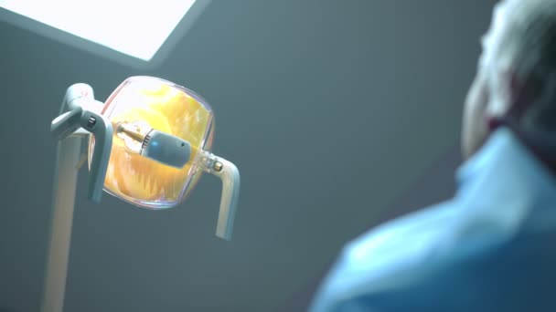 Lámpara Dental Que Brilla Izquierda Con Paciente Caucásico Irreconocible Desenfocado — Vídeos de Stock