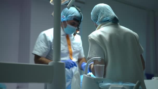 Cadeira Dentária Pia Dividida Com Médico Desfocado Assistente Cura Paciente — Vídeo de Stock