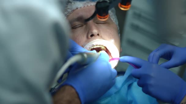 Detailní Vrtání Zubů Zubní Klinice Zpomaleném Záběru Běloch Zavřenýma Očima — Stock video