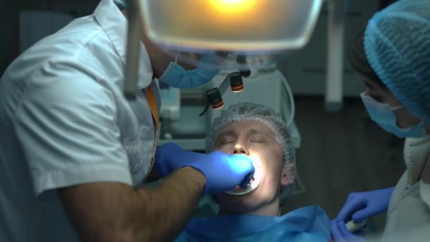 Přední Pohled Pacient Zubní Židli Chirurgem Šití Ústní Žvýkačky Zpomaleném — Stock video