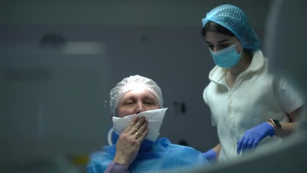 Retrato Paciente Caucásico Limpiando Boca Sentado Silla Dental Con Asistente — Vídeos de Stock