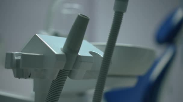 Close Cadeira Dental Handpiece Com Mão Feminina Usando Tubo Sucção — Vídeo de Stock