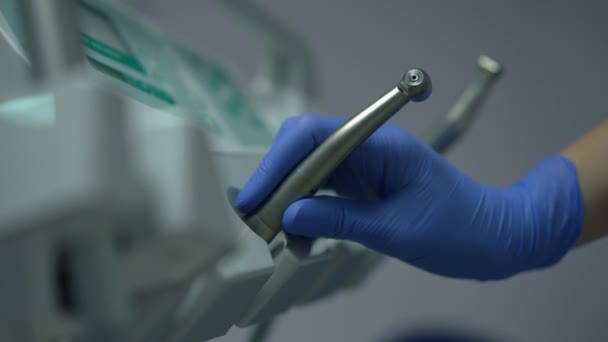 Zbliżenie Ręka Dentysty Biorąc Uchwyt Zwolnionym Tempie Pozostawiając Nierozpoznany Ekspert — Wideo stockowe