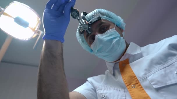 Συμπυκνωμένο Επαγγελματικό Οδοντίατρο Που Προσαρμόζει Τον Οδοντικό Προβολέα Κλίνει Προς — Αρχείο Βίντεο