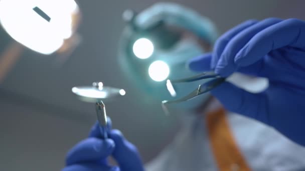 Close Dental Mirror Tweezers Hands Blurred Unrecognizable Doctor Background Patient — Vídeo de Stock