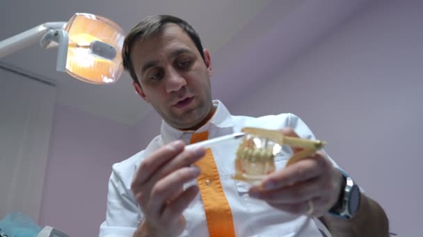 Orta Doğulu Profesyonel Bir Doktorun Diş Modelini Yavaş Çekimde Konuşurken — Stok video