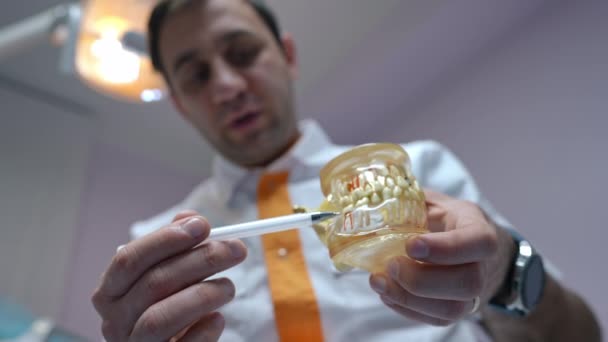 Close Elenco Dental Mãos Dentista Profissional Oriente Médio Desfocado Falando — Vídeo de Stock