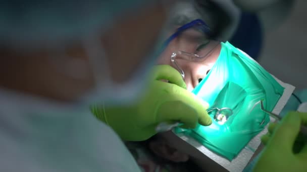 Κοντινό Πλάνο Οδοντίατρος Οδοντικό Καθρέφτη Και Τσιμπίδα Τοποθέτηση Σωσία Άρρωστο — Αρχείο Βίντεο