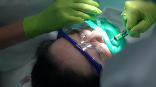 Primer Plano Médico Irreconocible Usando Jeringa Riego Dental Cámara Lenta — Vídeos de Stock