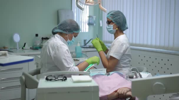 Profesional Enfocado Instrumento Paso Asistente Dental Médico Cámara Lenta Hospital — Vídeos de Stock