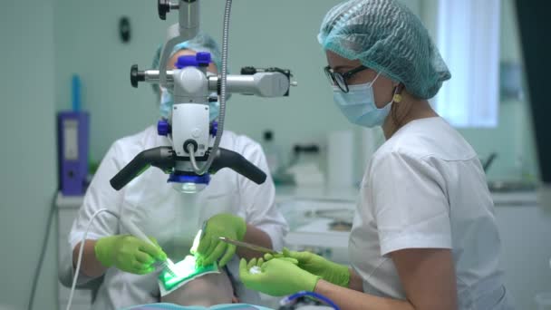 Asistente Dental Profesional Vista Lateral Que Pasa Instrumentos Médico Microscopio — Vídeos de Stock