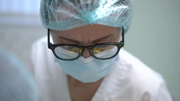 Headshot Portrait Concentrated Dentist Eyeglasses Face Mask Curing Patient Hospital — ストック動画