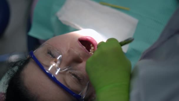 High Angle View Face Patient Dental Chair Doctor Using Sucking — Stockvideo