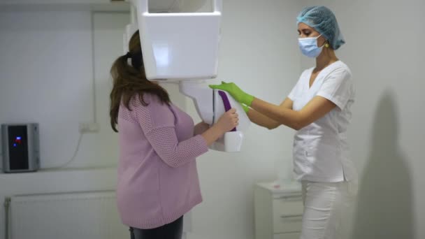 Επαγγελματίας Γιατρός Ακτινογραφία Οδοντικού Κώνου Που Εξετάζει Υπερμεγέθη Γυναίκα Στο — Αρχείο Βίντεο