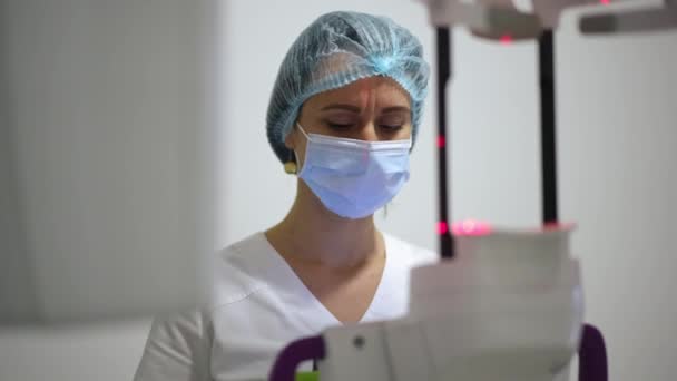 Portret Van Een Gefocuste Mooie Dokter Gezichtsmasker Die Röntgenfoto Onderzoekt — Stockvideo