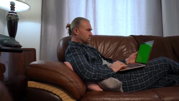 Pijamalı Klavyede Klavyede Yazan Krom Dizüstü Bilgisayarı Olan Bir Adam — Stok video