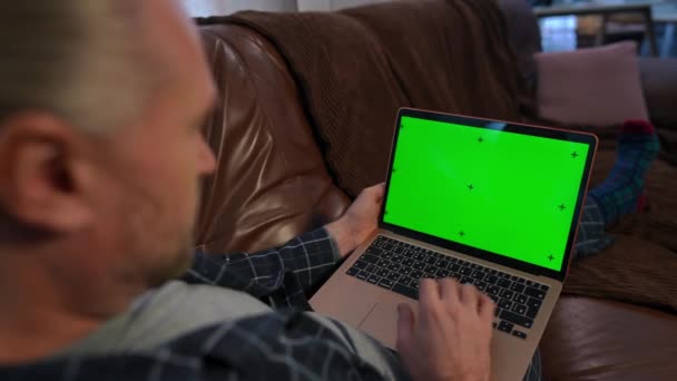 Laptop Zelené Obrazovky Rukou Muže Který Píše Zprávu Klávesnici Ležící — Stock video