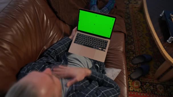 High Angle View Chromakey Laptop Lap Cheerful Caucasian Man Laughing — Video Stock