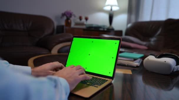Close Green Screen Laptop Male Hands Typing Keyboard Indoors Unrecognizable — Vídeo de stock