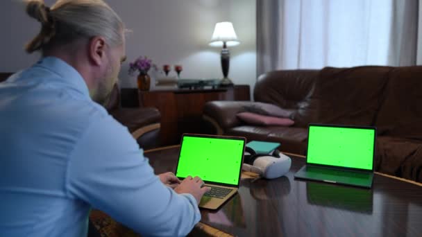 Два Ноутбука Макетом Веб Сторінках Кавказька Людина Друкують Повідомлення Онлайн — стокове відео