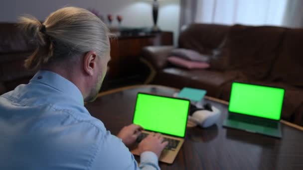 Shooting Shoulder Concentrated Freelancer Messaging Online Green Screen Laptop Home — Vídeo de stock