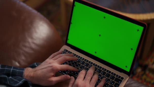 Unrecognizable Man Messaging Online Chromakey Laptop Closing Device Sitting Home — Vídeo de stock