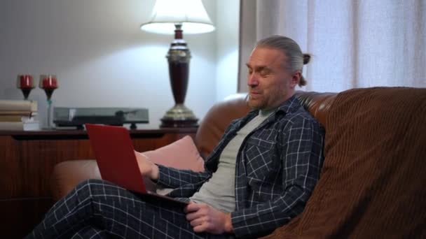 Nternette Konuşan Mutlu Beyaz Bir Adam Dizüstü Bilgisayarla Konuşuyor Evdeki — Stok video