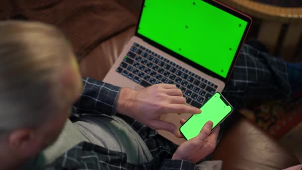 High Angle View Caucasian Man Using Green Screen App Smartphone — Stockvideo