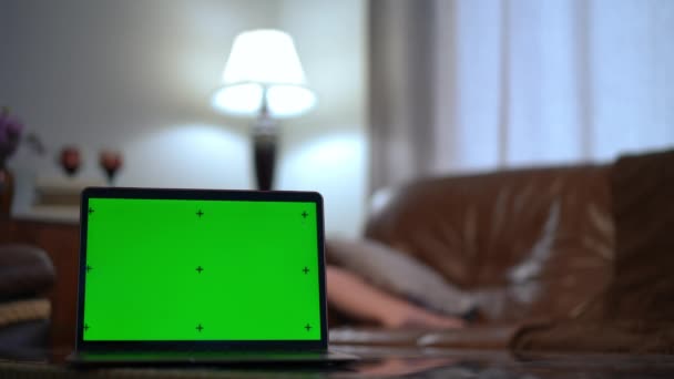 Chromakey Laptop Woonkamer Met Wazige Blanke Man Die Binnenkomt Met — Stockvideo
