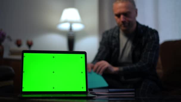 Yeşil Ekran Dizüstü Bilgisayarda Bulanık Bir Adam Arka Plan Planlama — Stok video