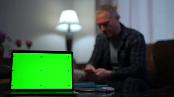 Laptop Met Groen Scherm Wazig Man Tellen Cash Geld Achtergrond — Stockvideo