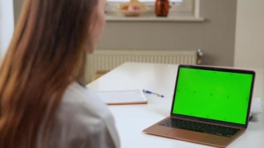 Bulanık doktorlu Chromakey dizüstü bilgisayar video sohbetinde hastaya el sallıyor. Tanımlanamayan beyaz bir kadının sırtından vurulmak, hastanede oturan hasta insanlara danışmak.