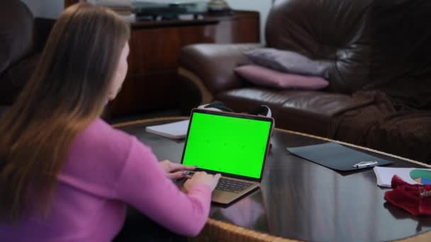 Θολή Νεαρή Γυναίκα Κάθεται Στα Αριστερά Πληκτρολογώντας Πράσινο Πληκτρολόγιο Φορητού — Αρχείο Βίντεο