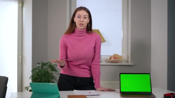Portrait Unsatisfied Young Caucasian Woman Looking Camera Talking Green Screen — Vídeo de stock