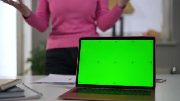 Close Groene Scherm Laptop Met Ontevreden Jonge Blanke Vrouw Gebaren — Stockvideo