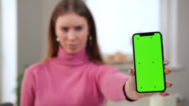 Close Zielony Ekran Telefonu Ręku Rozmyte Zdumiony Kobieta Tle Nierozpoznawalny — Wideo stockowe
