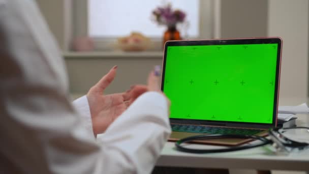 Close Green Screen Laptop Unrecognizable Doctor Gesturing Talking Sitting Table — Vídeo de stock